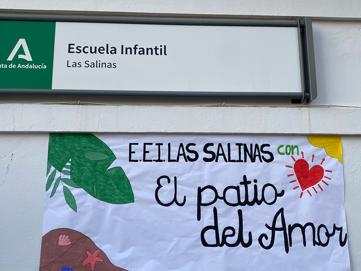 Los alumnos y familias de Lucena del Puerto entregan dinero al Patio por su graduacion