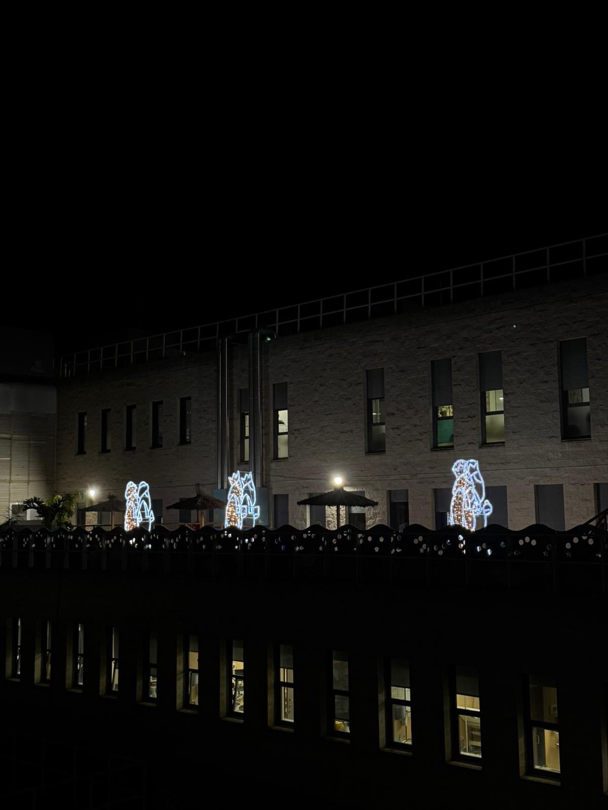 Los ninos de Huelva encienden la Navidad en el Patio del Amor